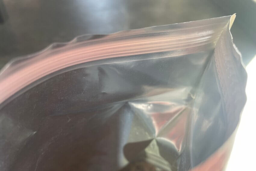 ドッグフードの袋のチャック構造を撮影した写真